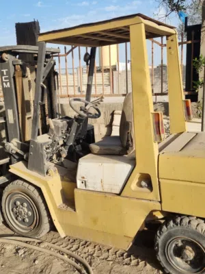 Forklift TCM 3 Ton. Engine Isuzu C240, 2008, Running very good. One jack needs oil seals changed.