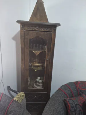 فضيات خشب مرتبه وتوجود أغراض متنوعه للبيع