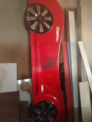 سرير طفال على شكل سياره