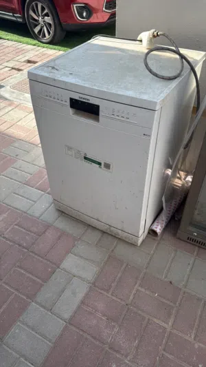 ماكينة إسبريسو وتجهيزات كافيه ومطعم للبيع بحالة ممتاز