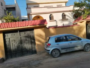 عقار من ثلاث طوابق بمنطقة عرادة بالقرب من مسجد المية الحلوة