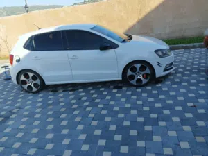 بولو 2014 اوتواتيك فحص ممتاز دهانات خارجية قليله للبيع كاش فقط  جنط مغنيسيوم  راعش تهبيط  ترخيص طويل