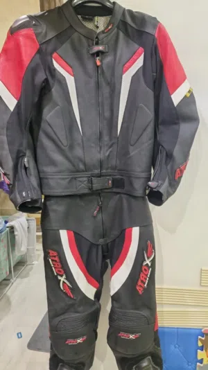 Leather full suit and racing boots. /2024 model size M