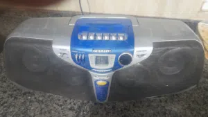 راديو وكاسيت نوع شارب اصلي شغال وصوت قوي بنظام ستيريو