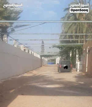 فيلا ثلاثه طوابق خدمية للايجار