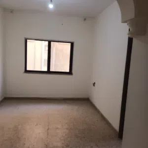 شقه للبيع في جبل الاخضر قرب دوار ريفكو طابق اول مساحتها 91  مكونه من ثلاث غرف مطبخ