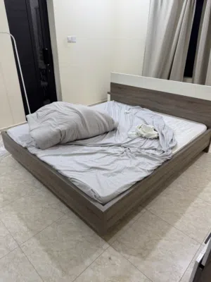 غرف نوم بحالة جديدة للبيع مع الماترس الطبي