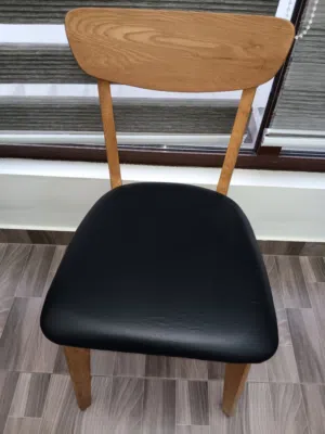 كرسي خشب شبه جديد