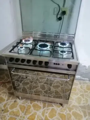 لوفرا إيطالي نظيف شغال فوق تحت مفتاحين للفرن والشوايه