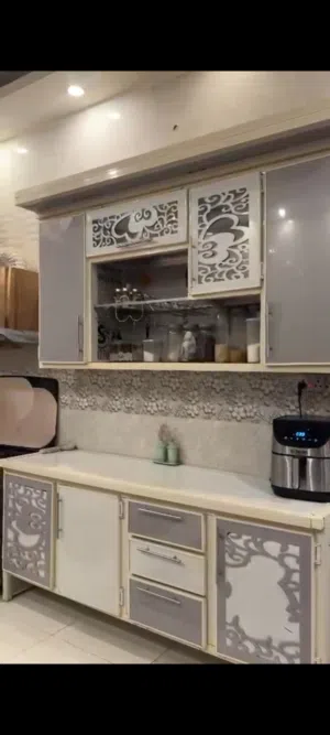 كاونتر كلش مرتب نضيف مع طباخ مع مايكرو ويف نضيفات شغالات شوف الوصف كلشي ومقطع فديو بي جميع تفاصيل