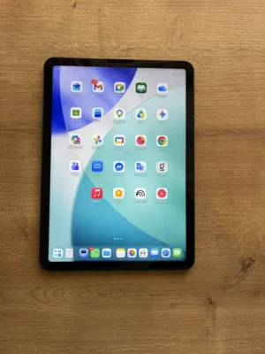 ايباد اير M1 (مساحة 256GB) بحالة الوكالة مع الكرتونة الأصلية وحافظة أنيقة وكامل ملحقاته iPad Air 5