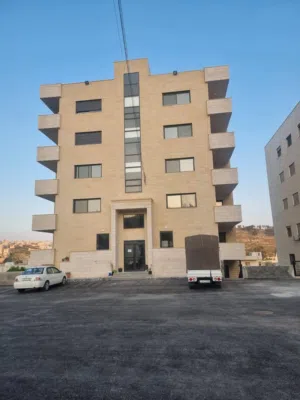 شقة سكنية مميزة طابق ثالث بموقع استراتيجي وحيوي، مثالية للتمليك أو للاستثمار المربح.