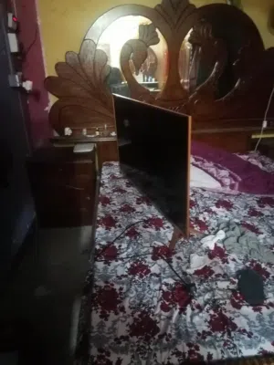 شاشة نضيفة مستخدمة قليل جدا حجم 55