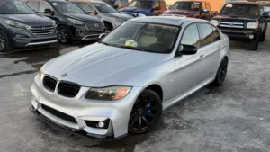 دبليو (BMW 328i). • الفئة: مجهزة بكيت رياضي كامل