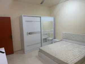يوجد لدينا استوديو وغرف بالخوير مفروش بسعر يبدا من140لى180معاه الفواتير غرفه نظيفة واسعه لى مكان هاد