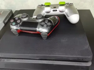 بلاستيشن 4 معدل 1 تيرا سلم معو أيد أصلي و ايد كوبي مش مفتوح مكفول و على الفحص  الجهاز وكاله