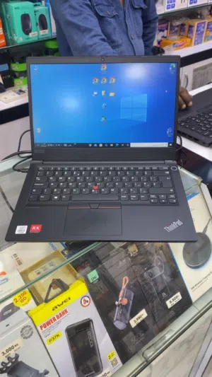 للبيع لابتوب بحالة ممتازة لا يشكو من شيء استخدام خفيف