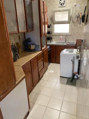 مطبخ مع اغراضه