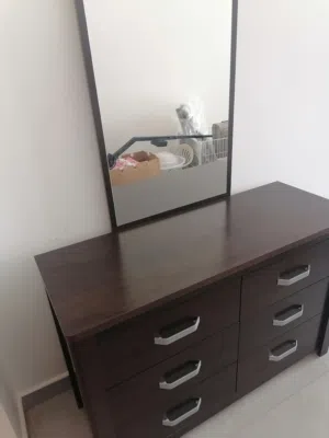 كبت أو صندوق احذيه داخلي مع مرايا نظيفه استخدام بسيط ممتازه لمدخل المنزل