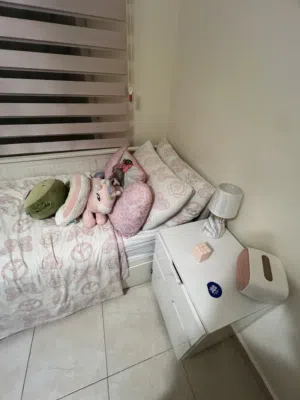 سرير أيكيا بحالة الجديد لون أبيض مع فرشة جديدة للبيع