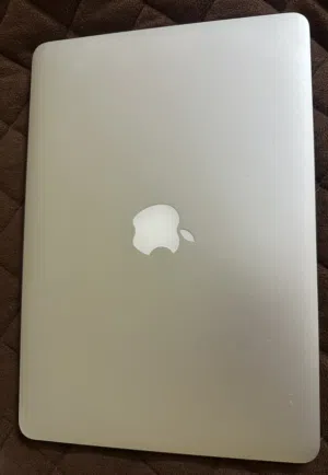 MacBook pro ماك بوك برو ممتاز بحالة ممتازة ممتاز للدراسة والاعمال المكتبية معه مجموعه هدايا مميزة
