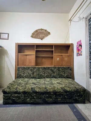 كنبه سحارة بمكتبه عمولة خشب زان استعمال بحالة ممتازة