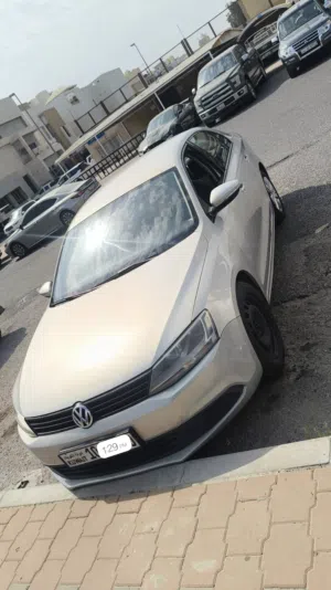 Volkswagen Jetta 2011 model 2.0 engine for sale almost good condition.