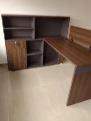 مكتب شبه جديد للبيع