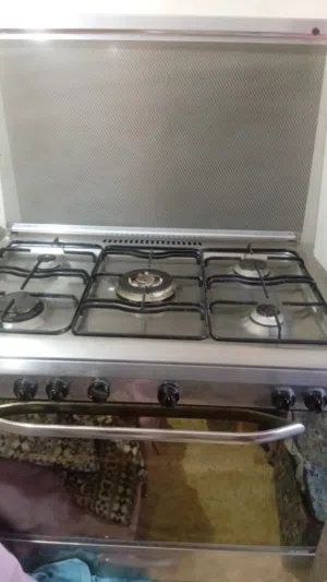 فرن وغاز  استخدام بسيط لمدة 4 اشهر بحال الجديد
