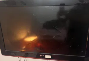 شاشه LG مكسورة مستعمله