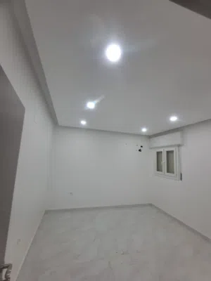 شقة الدور الاول ف عمارت الانشاء شقة نضيفة عزابة أو عيلة