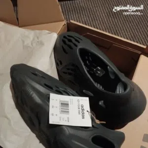 Adidas Yeezy charcoal اجديد مش ملبوس قياس41 رجاليخ