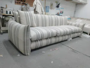متخصص في تنفيذ وتفصيل الأثاث المخصص (Custom-made) بخبرة في اختيار الخامات وجودة التشطيب