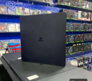 بلاستيشن 4 مع 3 ايد مع 2 قرص العاب جتي اي ولعبه اخره وكفر ليد التحكم قابل للتفاوض