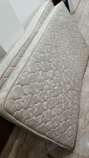 ثلاث جنابي طول 2متر والعرض 1,10متر  تخت ونص كل وحدة سعرها 20دينار للشراي ما بقصر معو  لايوجد توصيل