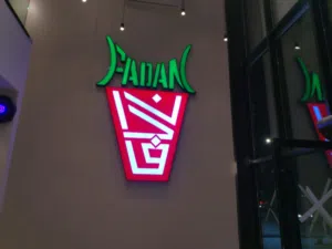 تركيب لوحات للمحلات والشركات والمؤسسات التجارية بارزة مضيئة وكلادينج مقاوم للحريق