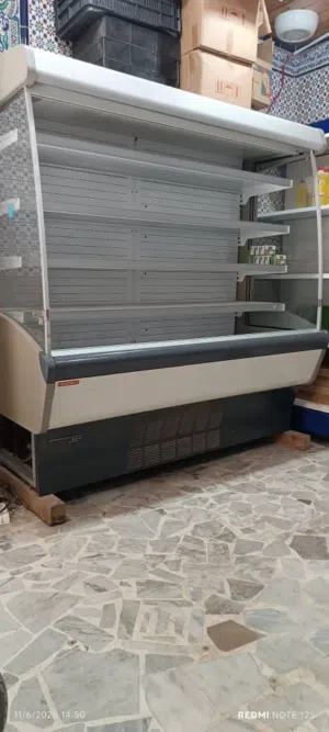 ثلاجه عرض للبيع