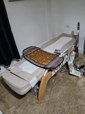 سرير مساج بواسطة احجار اليشم