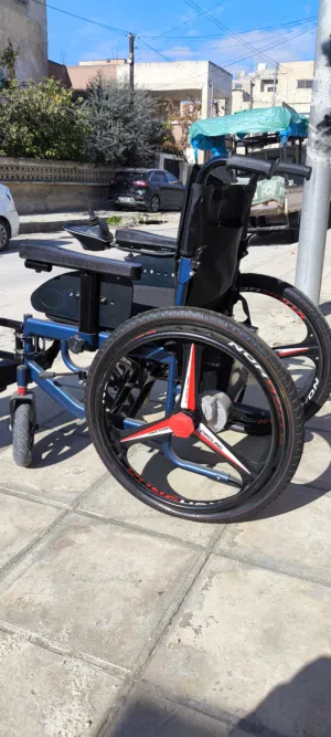 كرسي كهربائي طبي جديد إستعمال بضعة أيام فقط ، مع بطاريات جديدة و مكفولة .