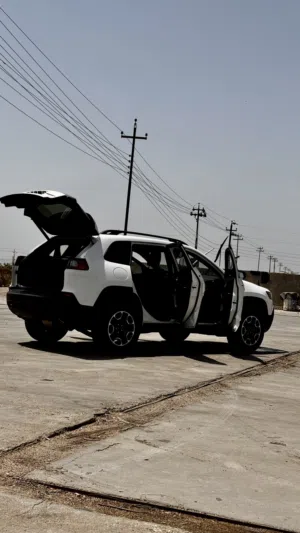 سيارة جيب شيروكي تريل هوك 2021 فول مواصفات كفالة عامة 6سلندر 195 $ بيها مجال