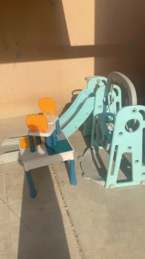 للبيع: مرجيحة وطاولة أطفال