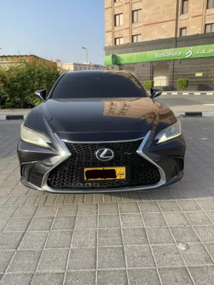 لكزس صالون آي إس 350