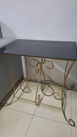 طاولة جانبيه زجاجية