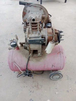 ماكنة قص حديد بحالة ممتازة  كمبريصة بحاجة لمكثف ماكنة قص خشب ممتازة