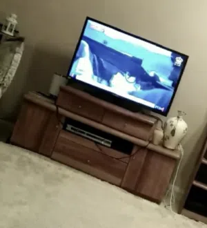 فرن وطاولة تلفزيون