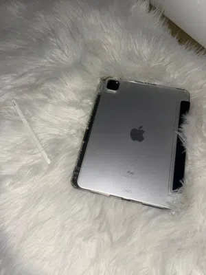 للبيع كفر iPad Pro نظيف جدًا مع مكان مخصص للقلم