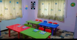 طاولات مستطيلة ودائرية ومثلث وكراسي بلاستيك للحضانات ورياض الأطفال