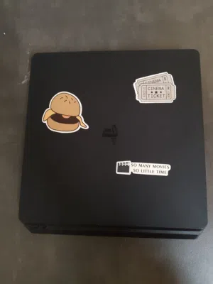 بلايستيشن 4 سلم 500GB للبيع او للبدل على pc مع يد تحكم عدد 2