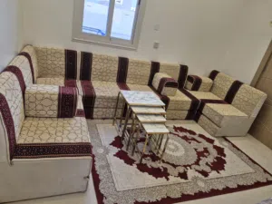 طقم مع سجادة وطاولات مستعمل شي بسيط