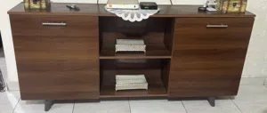 طاولة تلفزيون بحالة ممتازة